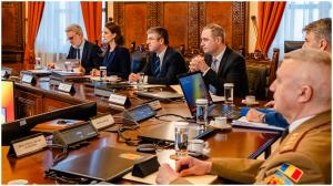 De ce sunt acoperite paharele cu apă la ședințele CSAT. Explicația de tip &rdquo;intelligence&rdquo; din spatele unui detaliu aparent banal