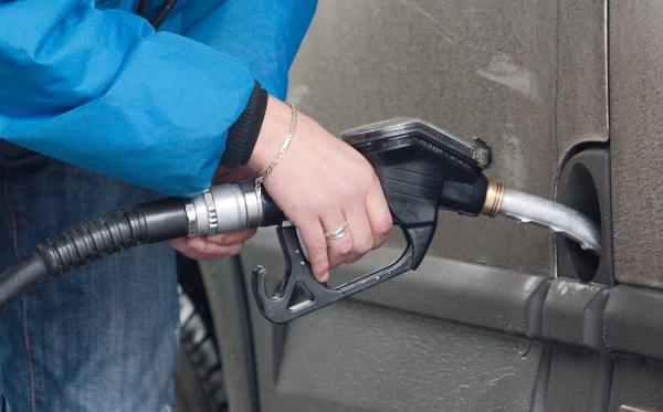 Un litru de benzină costă cel puţin 6 lei!