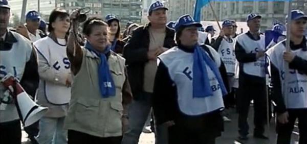 Noi proteste la Oltchim. Angajaţii îşi cer salariile şi schimbarea directorilor