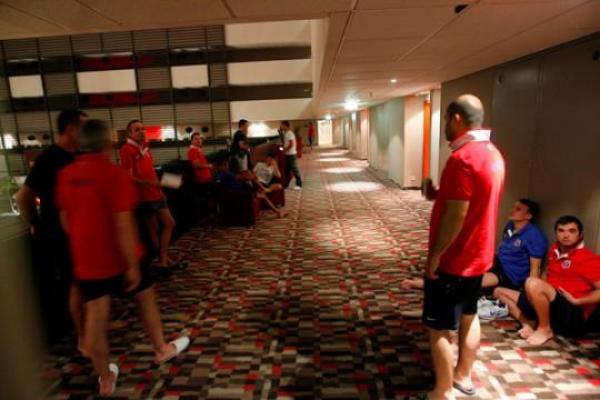 Englezii au inceput returul cu noaptea-n cap! Stelistii, treziti de-o alarma falsa de incendiu