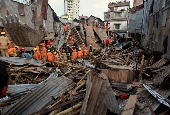 Cladire prabusita in Bangladesh : cel putin 82 de morti si 600 de raniti