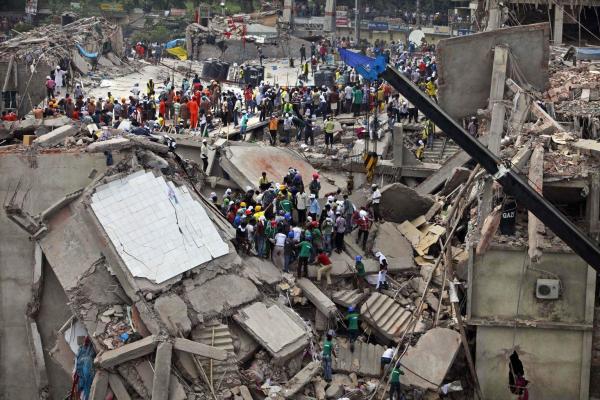 Bangladesh: Opt persoane, printre care si propietarii fabricii, au fost arestate in cazul cladirii prabusite