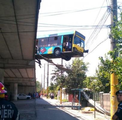 Un autobuz a ramas suspendat pe un pod, la Constanta