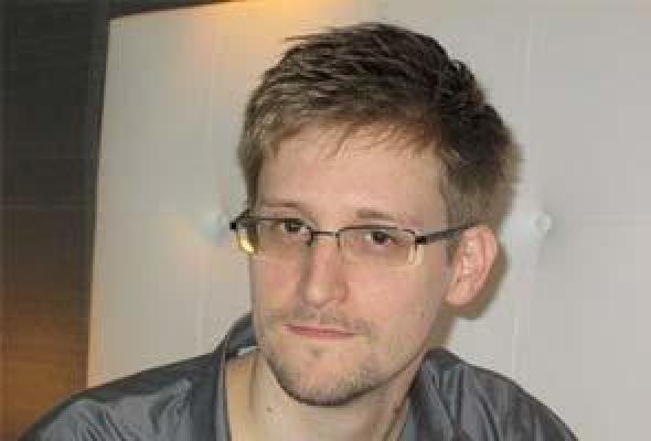 WikiLeaks a inchiriat un avion pentru a-l duce pe Edward Snowden in Islanda