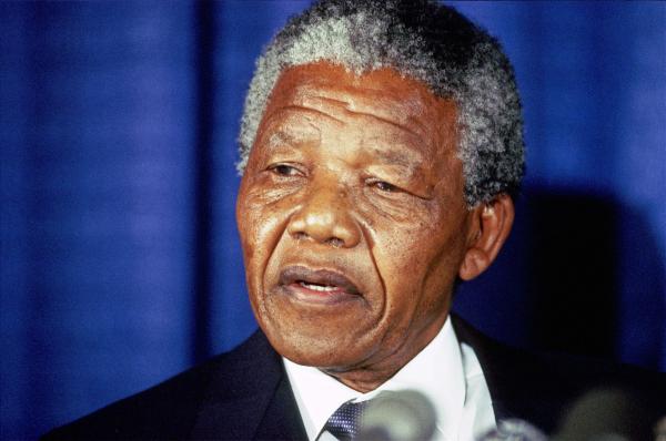 Nelson Mandela a fost conectat la aparate