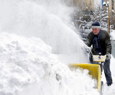 250 de utilaje de deszăpezire şi 425 de operatori acţionează pe străzile din Bucureşti!