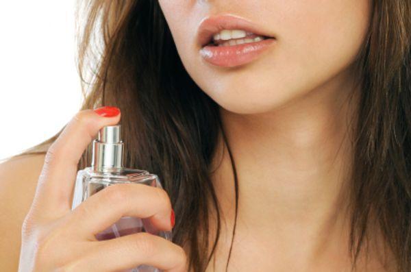 ATENŢIE! Parfumul ne poate ucide. Zilnic aplicăm pe piele peste 500 de chimicale