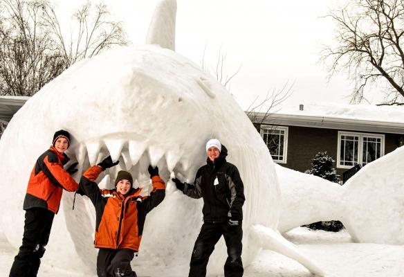 Le-au trebuit 95 de ore să construiască acest monstru din zăpadă!