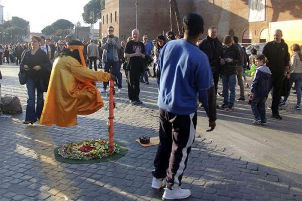 Imagine surprinsă în plină stradă! A levitat în fața a sute de oameni!