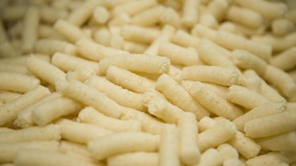 Ce a găsit un român într-o pungă cu pufuleţi e de-a dreptul DEZGUSTĂTOR!