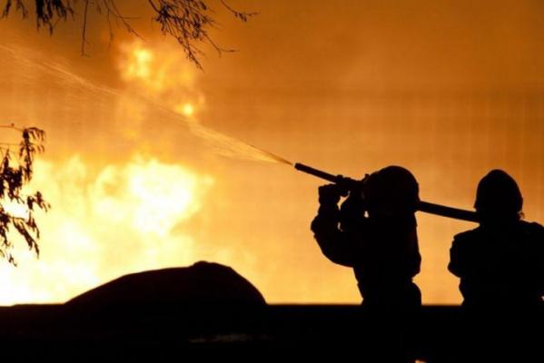 Incediu devastator! Un depozit de reziduuri din Braşov s-a făcut scrum!