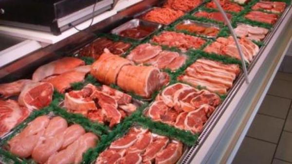 Revoltător! Carne FOSFORESCENTĂ într-un magazin din Piteşti