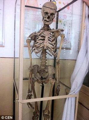 Într-o școala din România, elevii învață anatomie pe scheletul... fostului director
