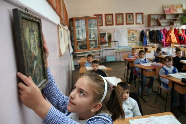 Decizia CCR : "discriminatorie și umilitoare pentru ora de religie"