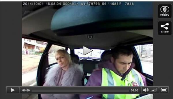 Video viral DEMENŢIAL! Reacţia unui poliţist după ce opreşte o blondă fără centură