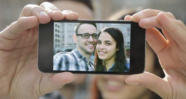 INCREDIBIL! Iată ce RIȘTI dacă pui prea multe selfie-uri cu partenerul de viață pe Facebook