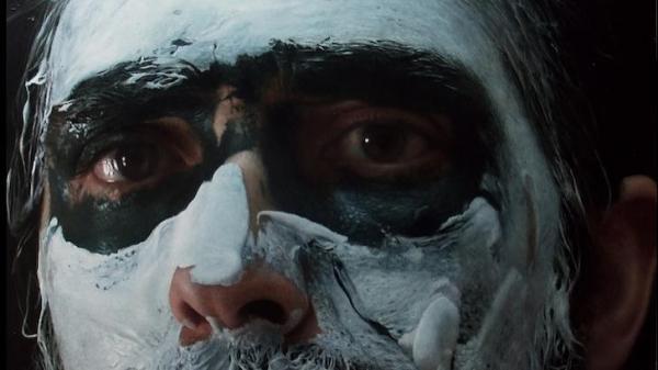 Pare doar un bărbat pictat în diverse culori! Ce se ascunde în spatele acestei imagini