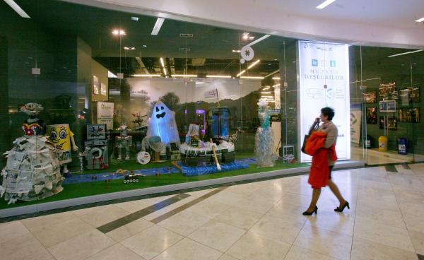 Atac cu arme albe într-un mall din Bucureşti!