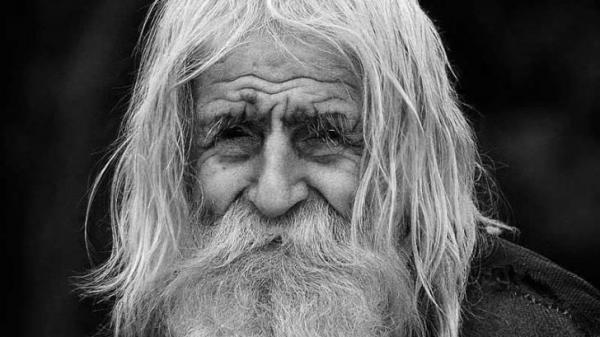 Cerşetorul erou! Are 99 de ani şi cere bani pentru a ajuta orfelinatele şi bisericile