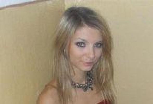 Fata asta s-a îmbrăcat în aşa fel încât a stârnit furia PĂRINŢILOR şi a PROFESORILOR!