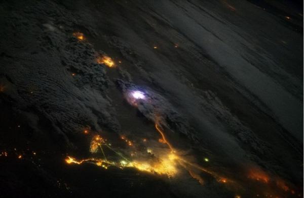 Imagini spectaculoase cu fulgere văzute din spaţiul cosmic