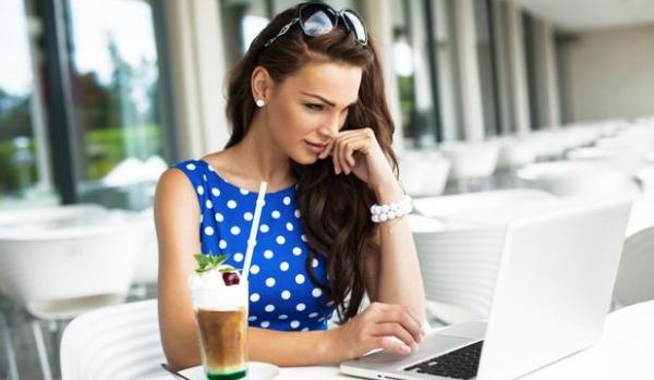 AVERTISMENT! Ce pățesc fetele care stau prea mult pe Facebook