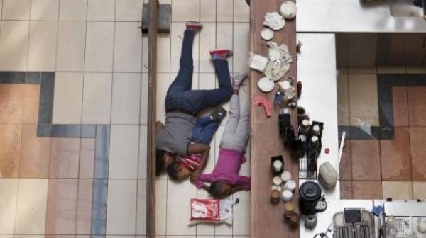 Au stat 5 ore nemișcați ca să scape cu viaţă. Povestea șocantă din spatele fotografiei de Pulitzer