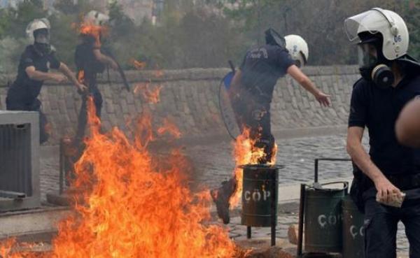 Proteste violente în Turcia după accidentul minier. Coloana oficială a premierului, atacată