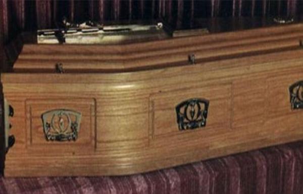 Caz ÎNFIORĂTOR în Moldova! Ce au descoperit părinţii în sicriul fetei lor