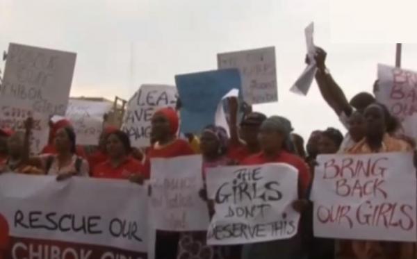 Solidaritate! Comunitatea internațională militează pentru salvarea fetițelor răpite în Nigeria. Acestea sunt vândute pentru 12 dolari ca ”mirese”