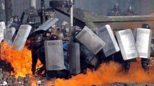 CONFRUNTĂRI ÎN UCRAINA: Douăzeci de rebeli şi un poliţist au fost ucişi