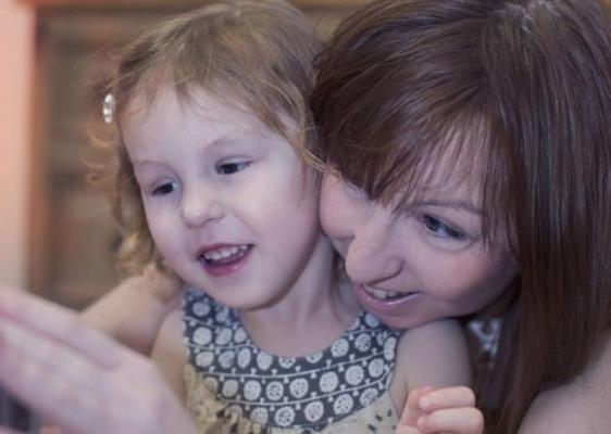 Dramatic! Fetița care se transformă ÎN STATUIE!