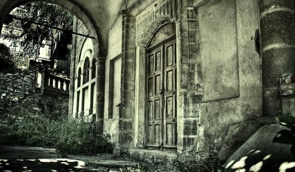 Te ia cu FIORI! Văduva Neagră sau cel mai odios criminal a fost o ROMÂNCĂ!