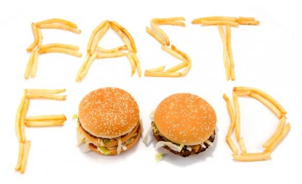 O fetiţă a fost dată afară dintr-un celebru fast-food! Motivul este REVOLTĂTOR