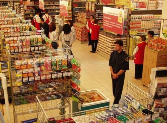 S-a prăbușit o bucată din tavanul unui hipermarket din Capitală!