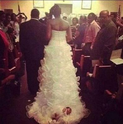 ŞOCANT! Şi-a târât bebeluşul de numai o lună la altar