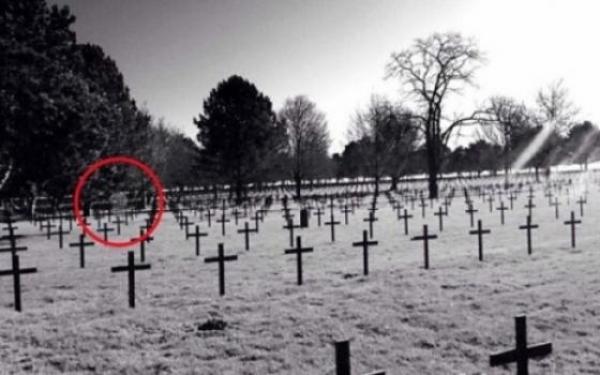 TERIFIANT! Un tânăr a surprins o fantomă într-un cimitir