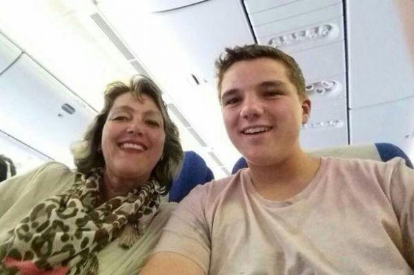 ŞOCANT! Un SELFIE făcut de mamă şi fiu chiar înainte de prăbuşirea Boeing-ului 777