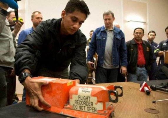 Avionul din Ucraina. Experţi britanici au început să extragă datele din cutiile negre