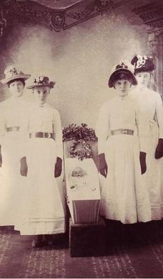 Galerie FOTO. Pasiune BOLNAVĂ! S-au pozat alături de COPII MORȚI!