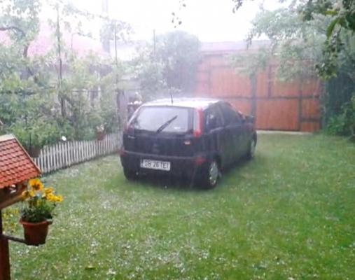 Vremea face prăpăd! Grindina disrtruge tot în cale