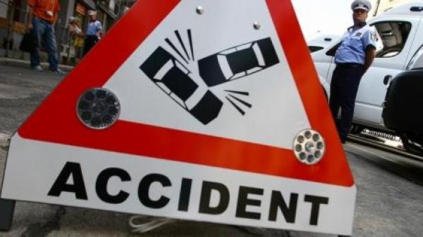 Accident în Bucureşti: Un şofer a intrat în stâlpul de iluminat de pe mijlocul străzii