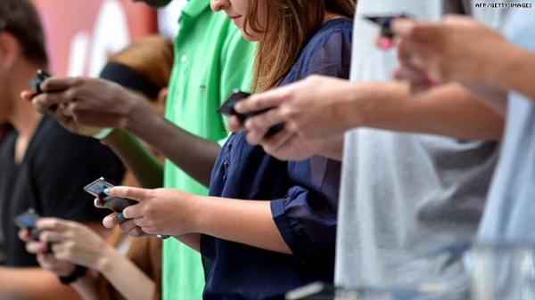 INCREDIBIL! NOMOFOBIA, boala SECOLULUI! Tu cât de DEPENDENT eşti?