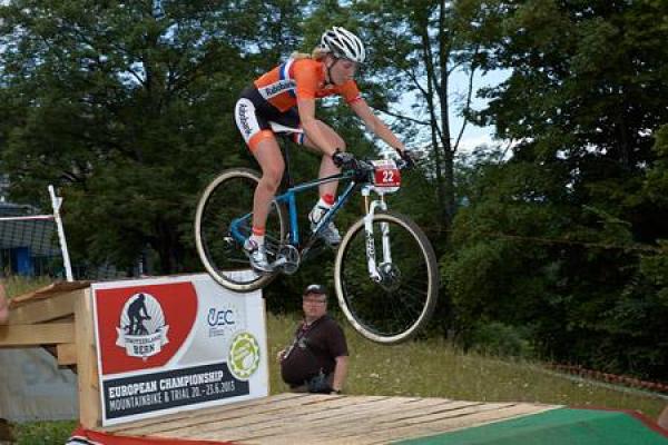 Annefleur Kalvenhaar a decedat după ce a căzut în calificări, la CM de mountain bike