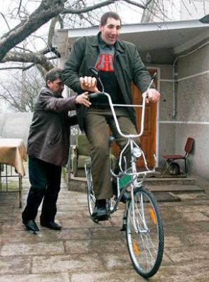 A murit CEL MAI ÎNALT BĂRBAT DIN LUME!