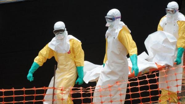 EBOLA face ravagii! 887 de persoane au murit