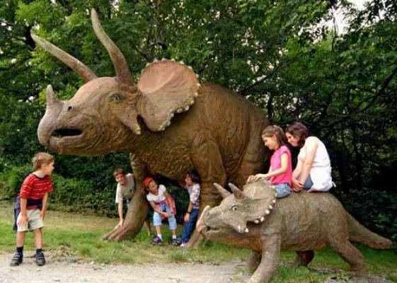 Parcul de DINOZAURI de la Râşnov prinde contur!