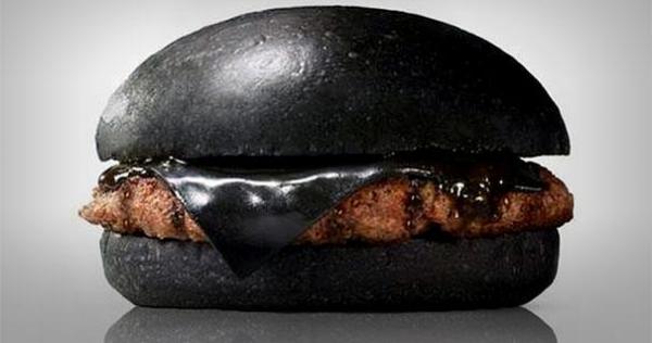 HAMBURGER NEGRU! UITE cum l-au obținut!  Ai curaj SĂ GUȘTI?!