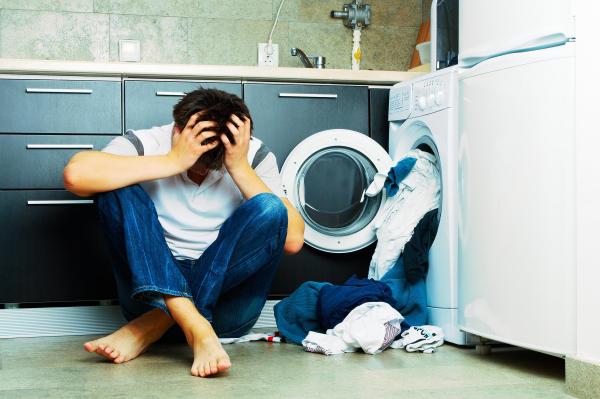 Speli hainele la 40 de grade? Iată la ce RISCURI te expui