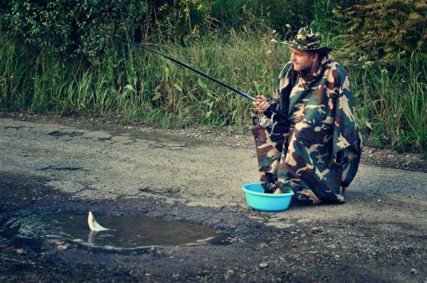 Galerie foto! Cum s-au gândit să atragă atenţia autorităţilor asupra gropilor din asfalt